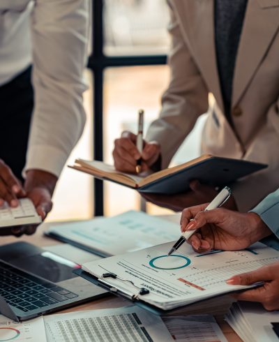 Meeting to analyze and discuss the financial report situation in the meeting room, investment consultants, financial consultants closely in a vertical manner